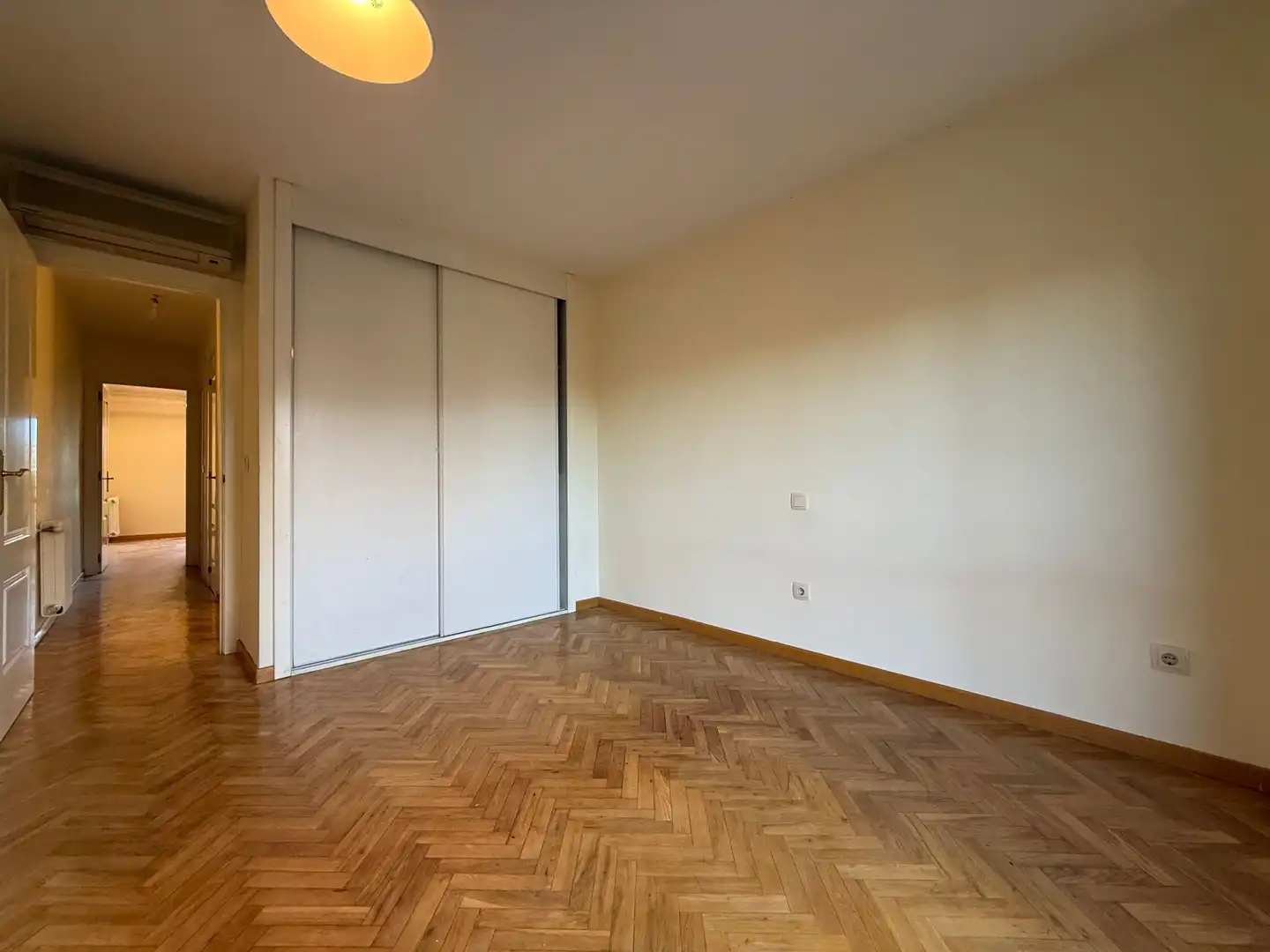 Habitación de Dúplex en venta en Pozuelo de Alarcón con Aire acondicionado, Trastero y Piscina comunitaria