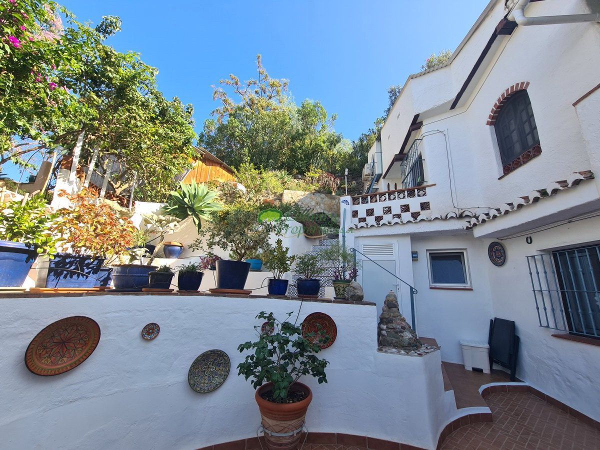 Vista exterior de Casa o xalet en venda en Vélez-Málaga amb Aire condicionat, Calefacció i Jardí privat