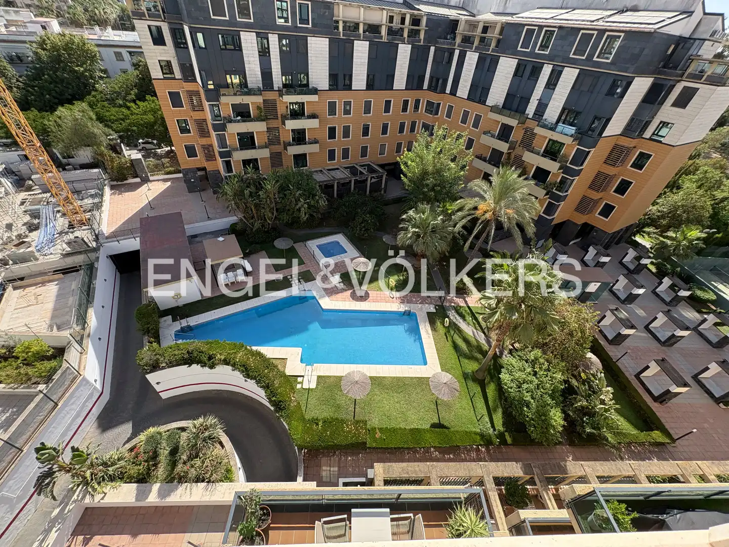 Swimming pool of Attic for rent in Sevilla  with Air Conditioner, Heating and Private garden