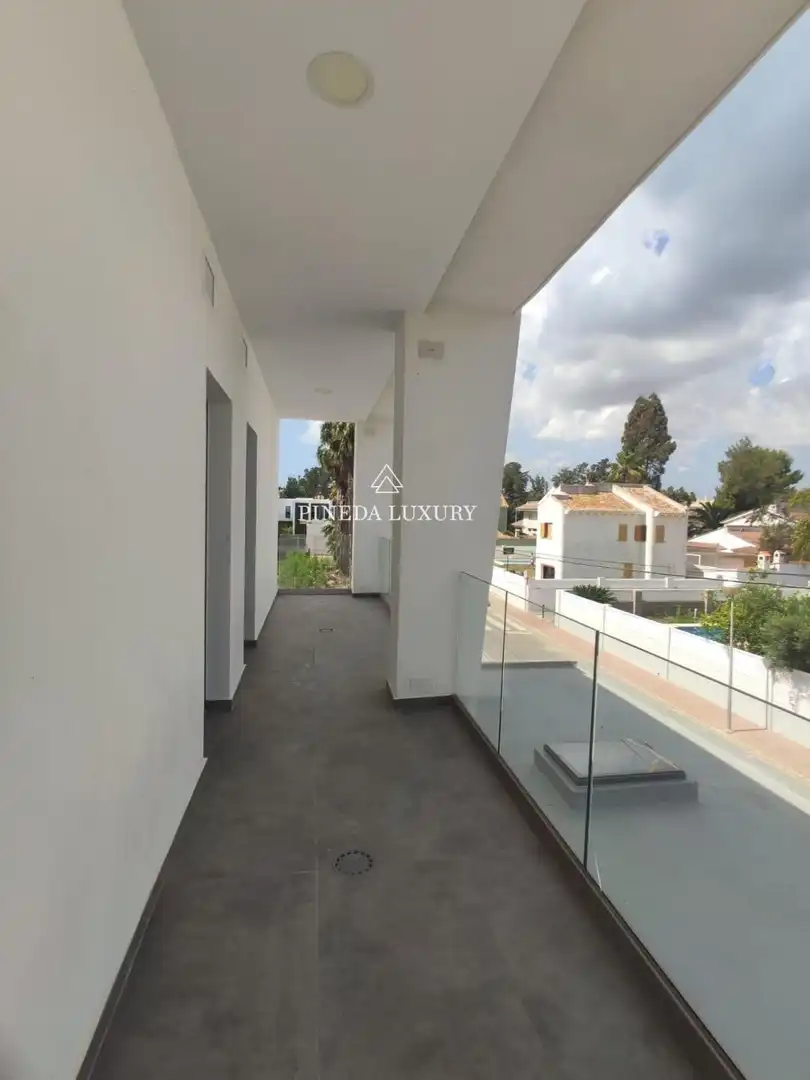 Houses for sale in Calle Sagunto, Corinto - Almarda