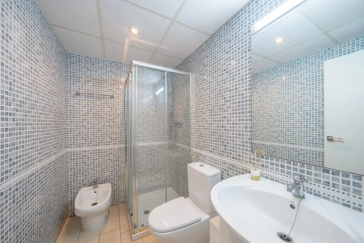 Badezimmer von Erdgeschoss zum Verkauf in Dénia mit Klimaanlage, Heizung und Terrasse