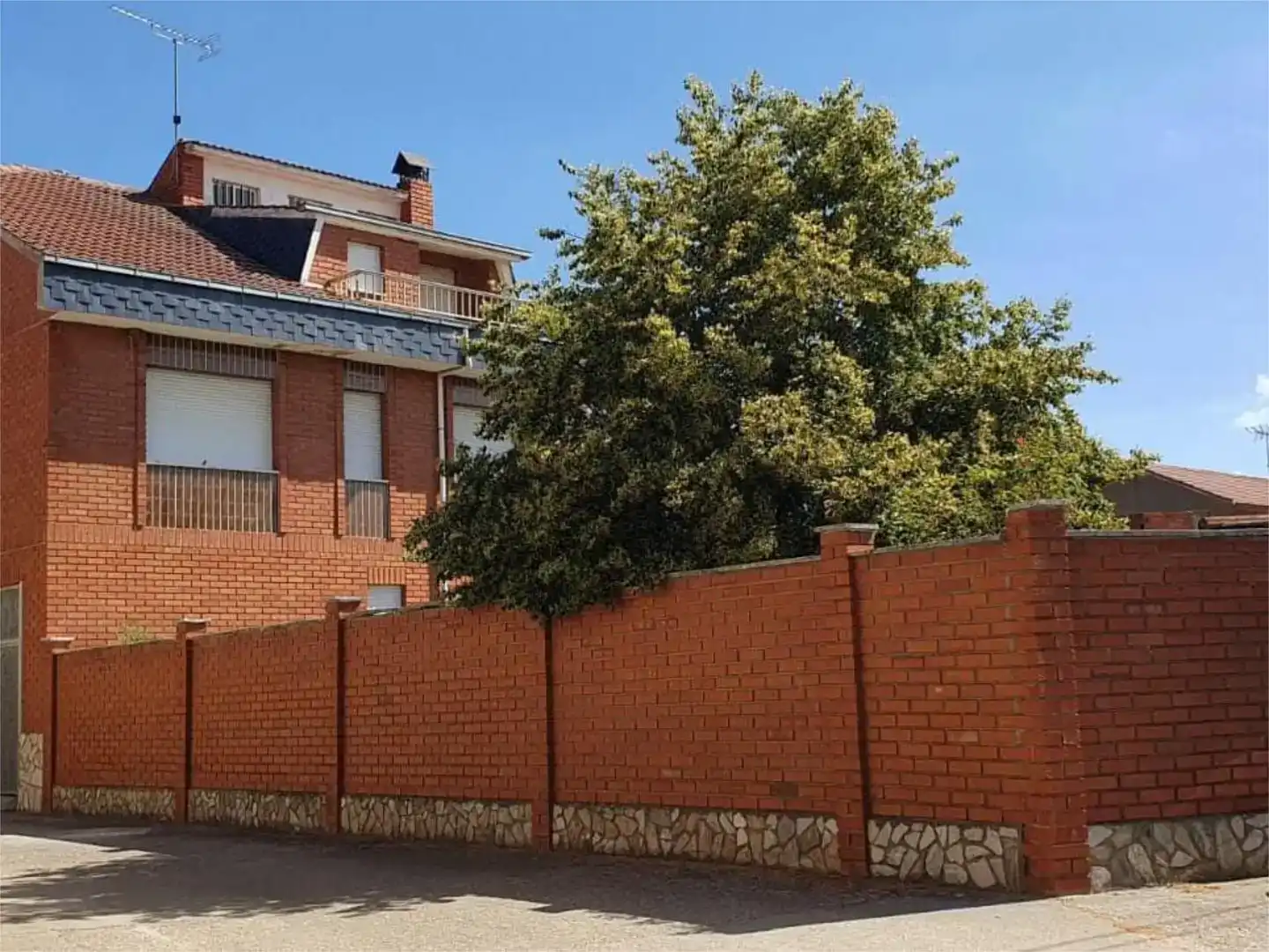 Vista exterior de Casa adosada en venda en Camarzana de Tera amb Jardí privat, Traster i Moblat