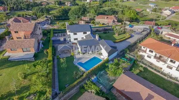 Vista exterior de Casa o chalet en venta en Vigo  con Calefacción, Jardín privado y Parquet