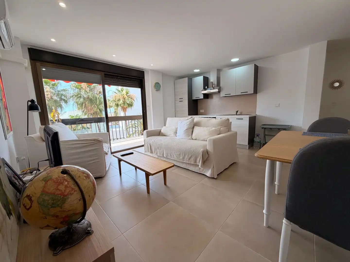 Sala de estar de Apartamento en venta en Torremolinos con Aire acondicionado, Terraza y Amueblado
