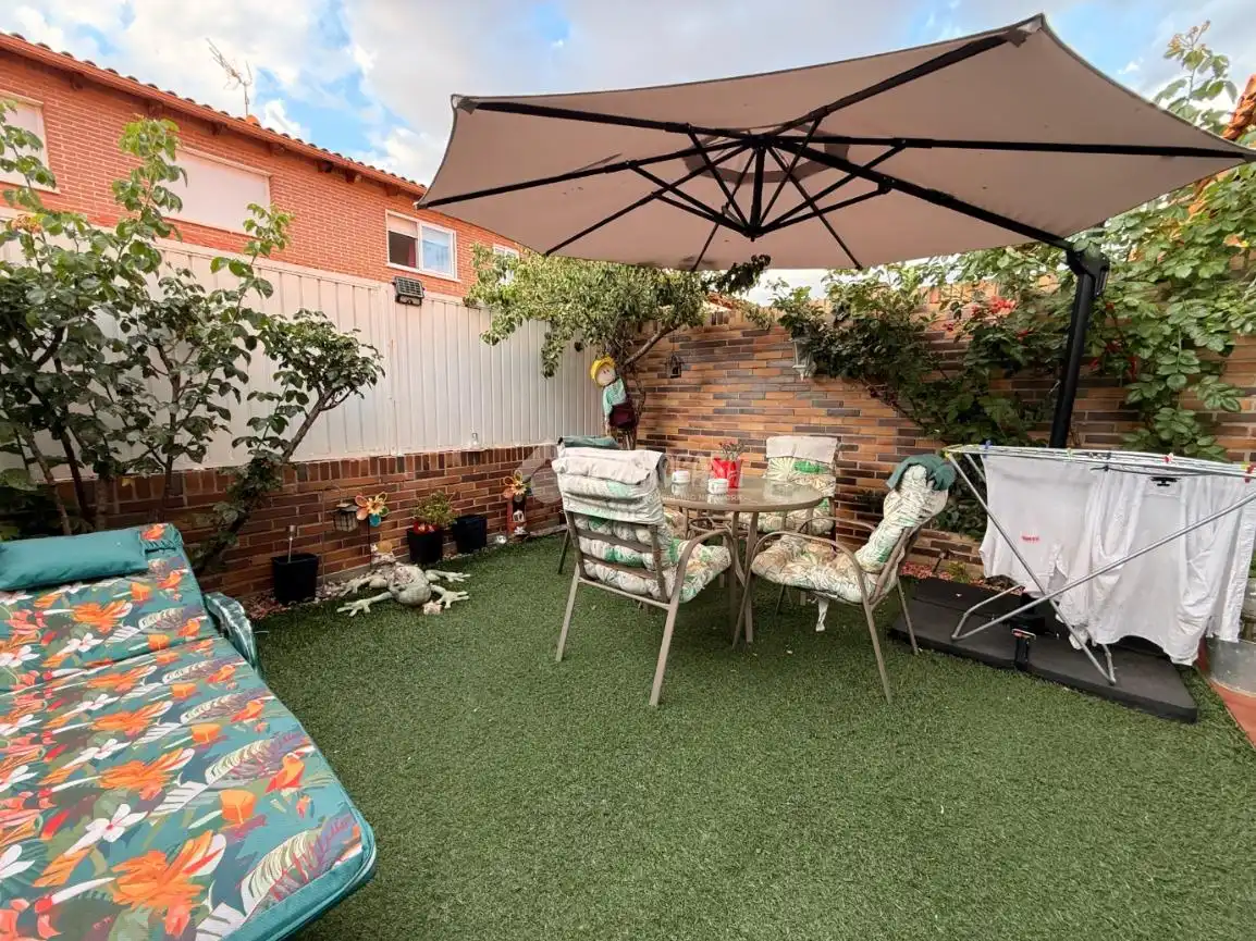 Terrasse von Einfamilien-Reihenhaus zum Verkauf in Torrejón del Rey mit Klimaanlage, Heizung und Privatgarten