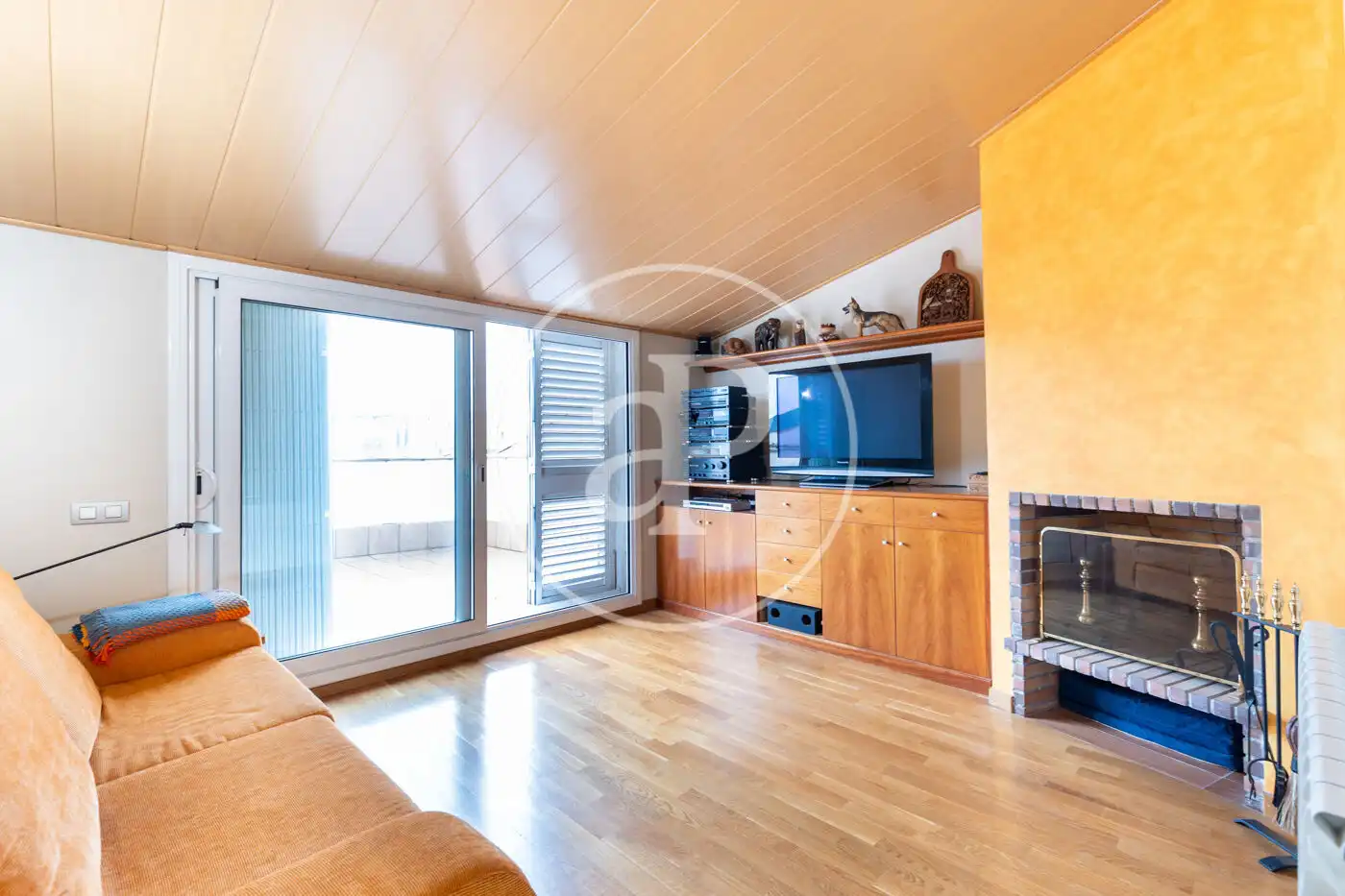 Wohnzimmer von Einfamilien-Reihenhaus zum Verkauf in Sabadell mit Klimaanlage, Heizung und Terrasse
