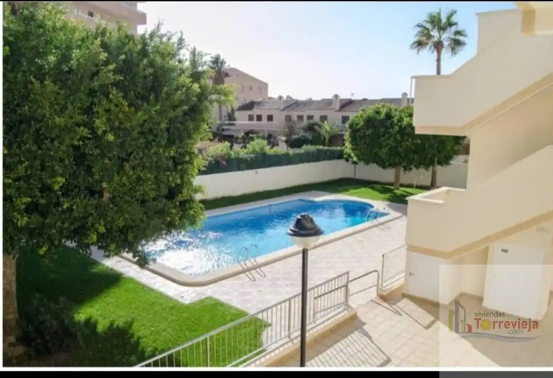 Piscina de Ático en venta en Torrevieja con Aire acondicionado, Terraza y Piscina comunitaria