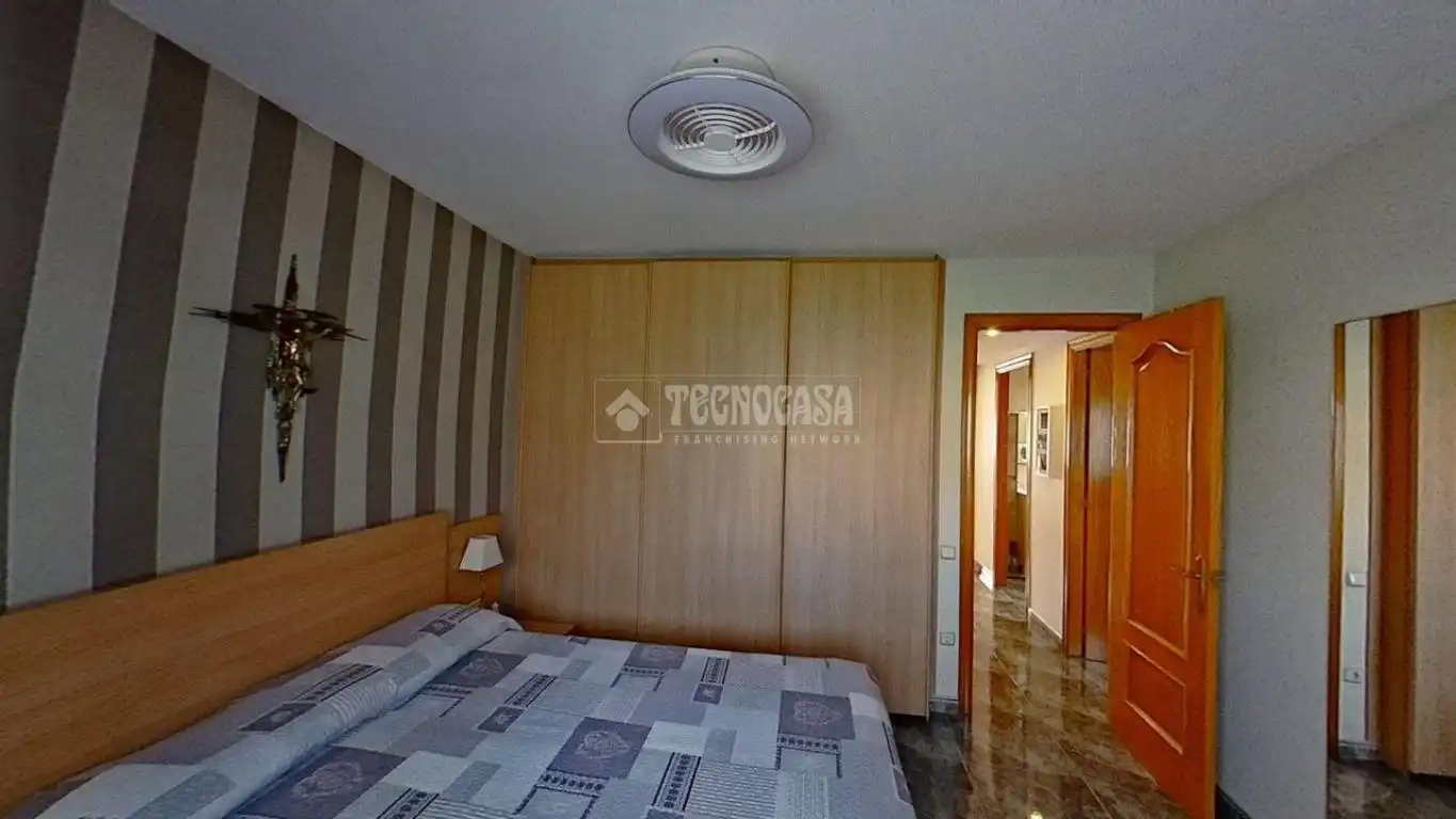 Habitación de Casa adosada en venta en Manresa