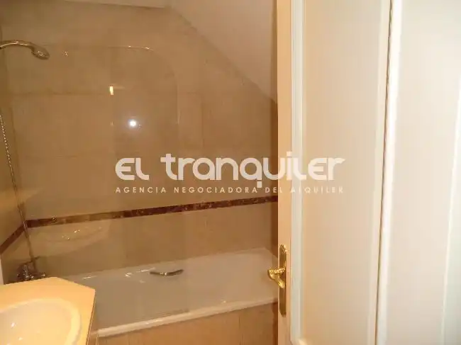 Baño de Dúplex de alquiler en Majadahonda con Trastero, Piscina y Lavadora