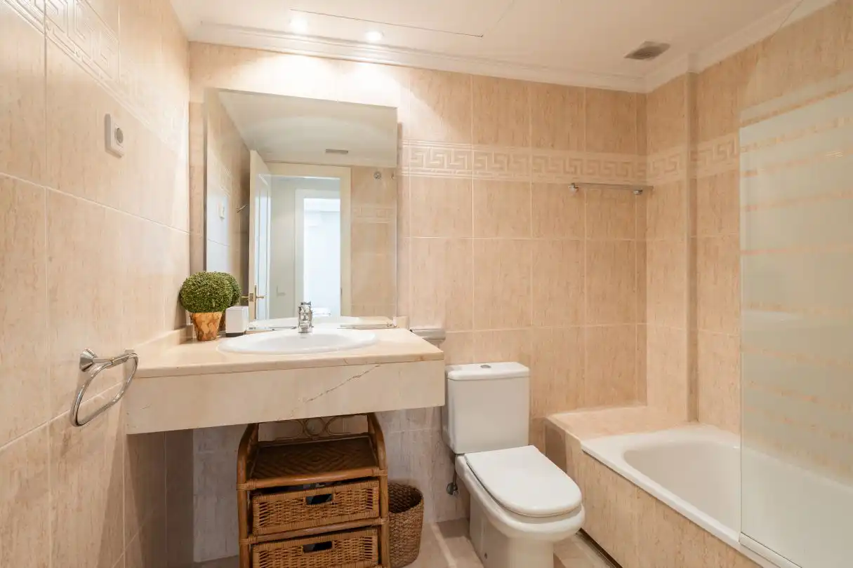Badezimmer von Wohnung zum Verkauf in Marbella mit Klimaanlage, Heizung und Privatgarten