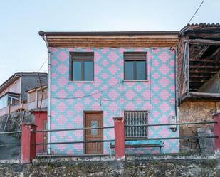 Vista exterior de Casa o xalet en venda en San Martín del Rey Aurelio amb Calefacció, Jardí privat i Terrassa