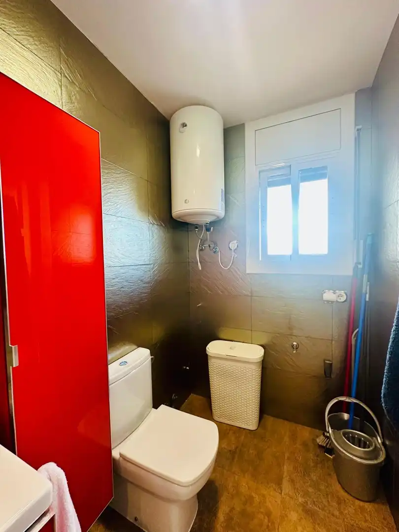 Bany de Apartament en venda en Empuriabrava amb Aire condicionat, Jardí privat i Moblat