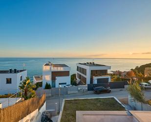 Vista exterior de Casa o xalet en venda en Arenys de Mar amb Aire condicionat, Calefacció i Jardí privat