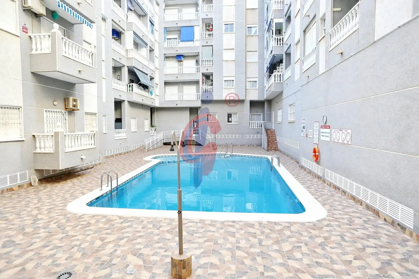 Piscina de Estudi en venda en Guardamar del Segura amb Terrassa, Moblat i Piscina comunitària