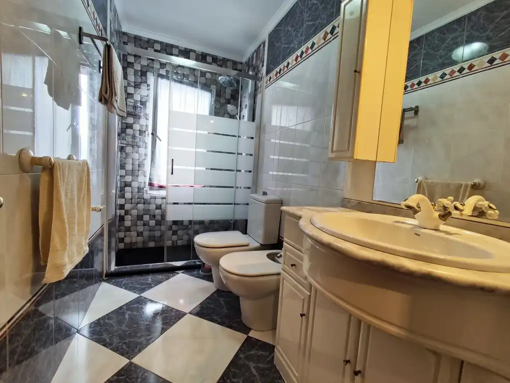 Baño de Piso en venta en Gijón  con Calefacción, Parquet y Amueblado