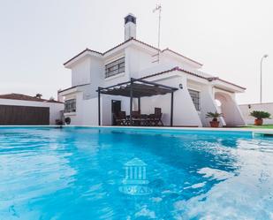 Vista exterior de Casa o xalet en venda en El Puerto de Santa María amb Terrassa i Piscina