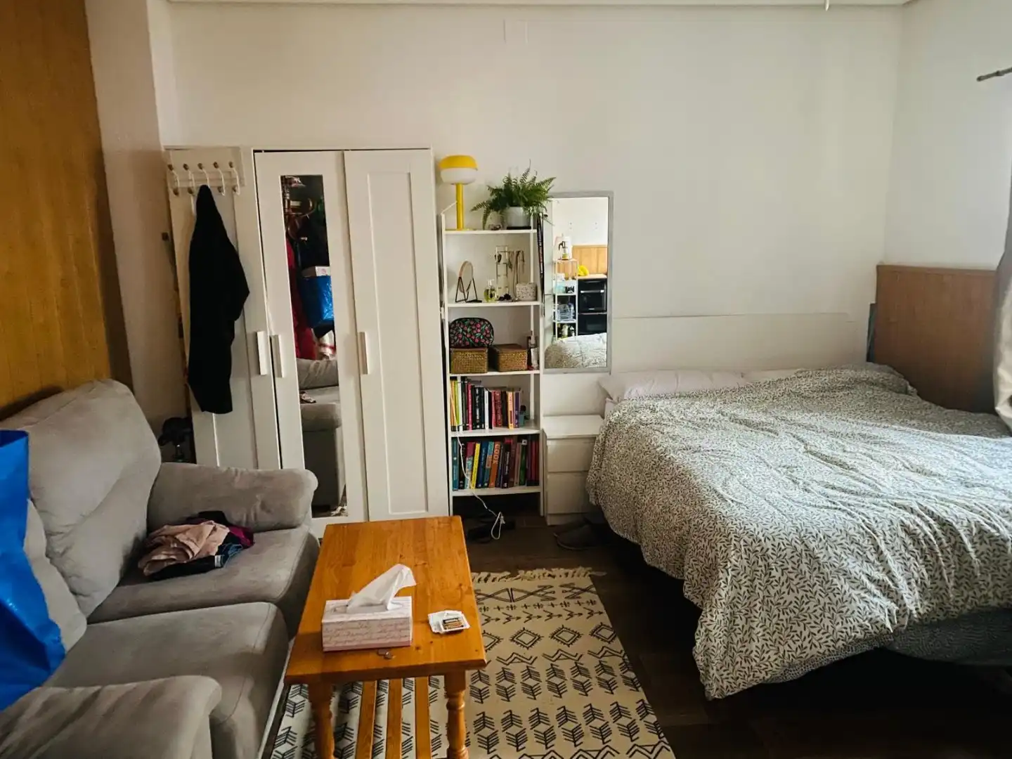 Habitación de Local en venta en Mairena del Aljarafe con Aire acondicionado y Amueblado