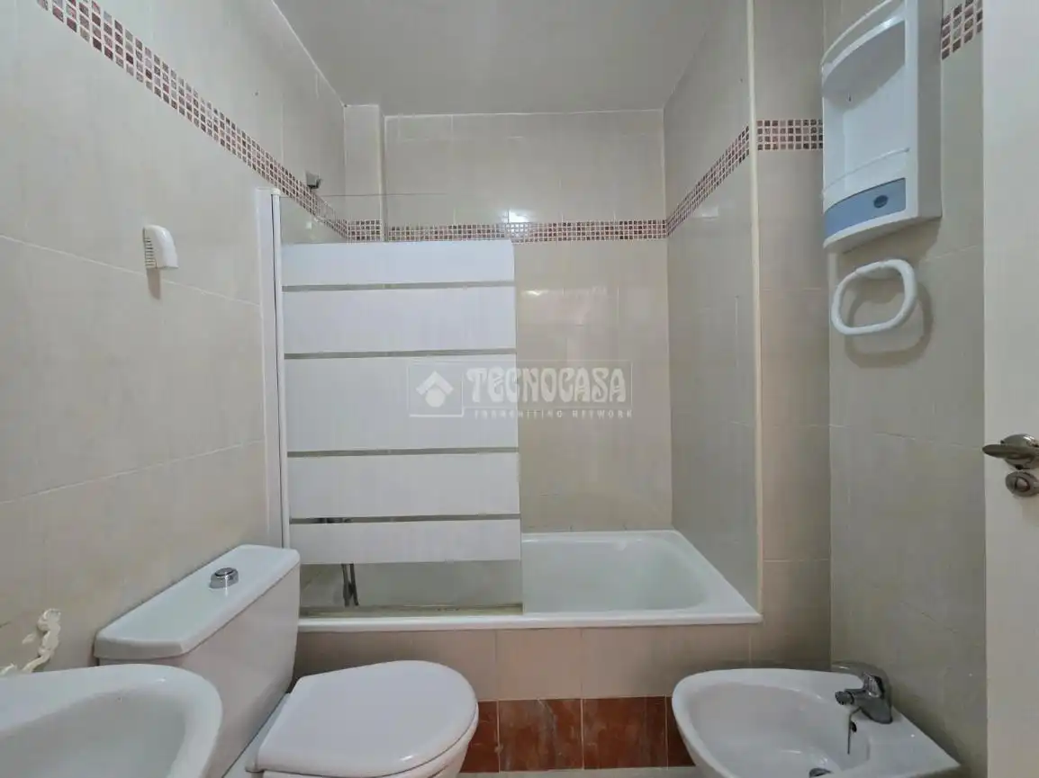 Baño de Piso en venta en Vélez de Benaudalla con Aire acondicionado, Terraza y Piscina comunitaria