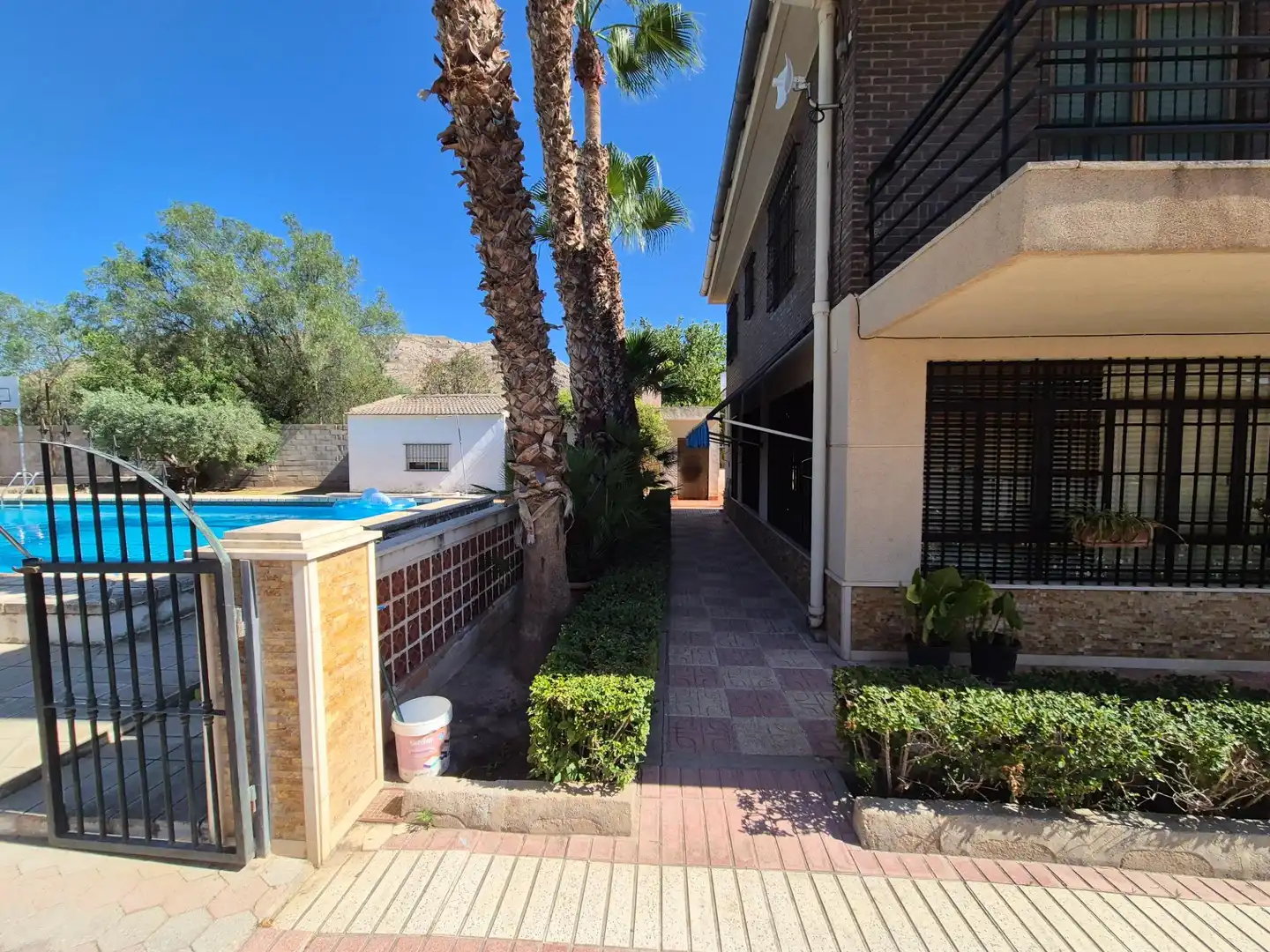 Vista exterior de Casa o xalet en venda en Elda amb Jardí privat, Terrassa i Traster