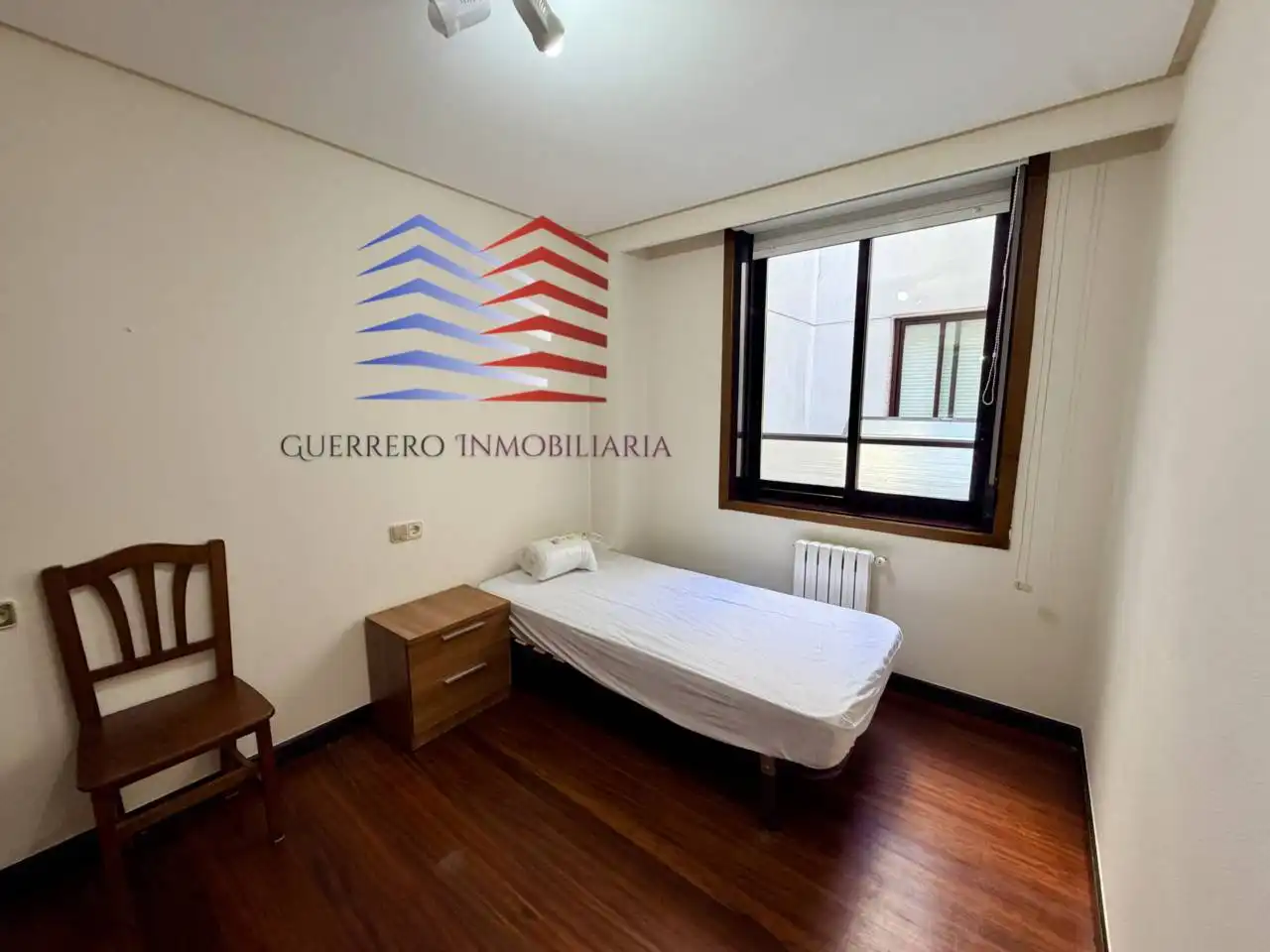Schlafzimmer von Wohnungen zur Miete in Ourense Capital  mit Heizung, Parkett und Möbliert