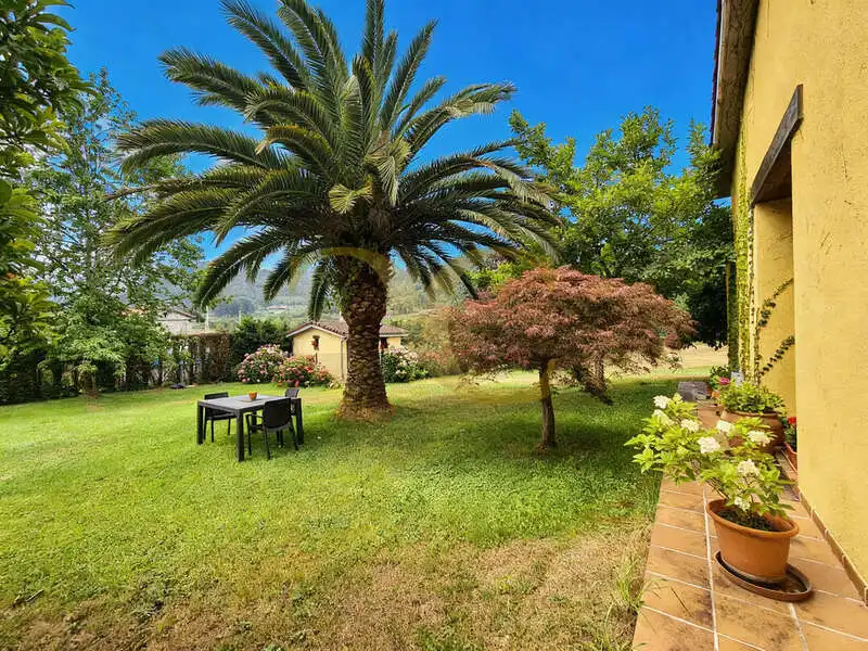 Jardí de Casa o xalet en venda en Oviedo  amb Calefacció, Jardí privat i Terrassa