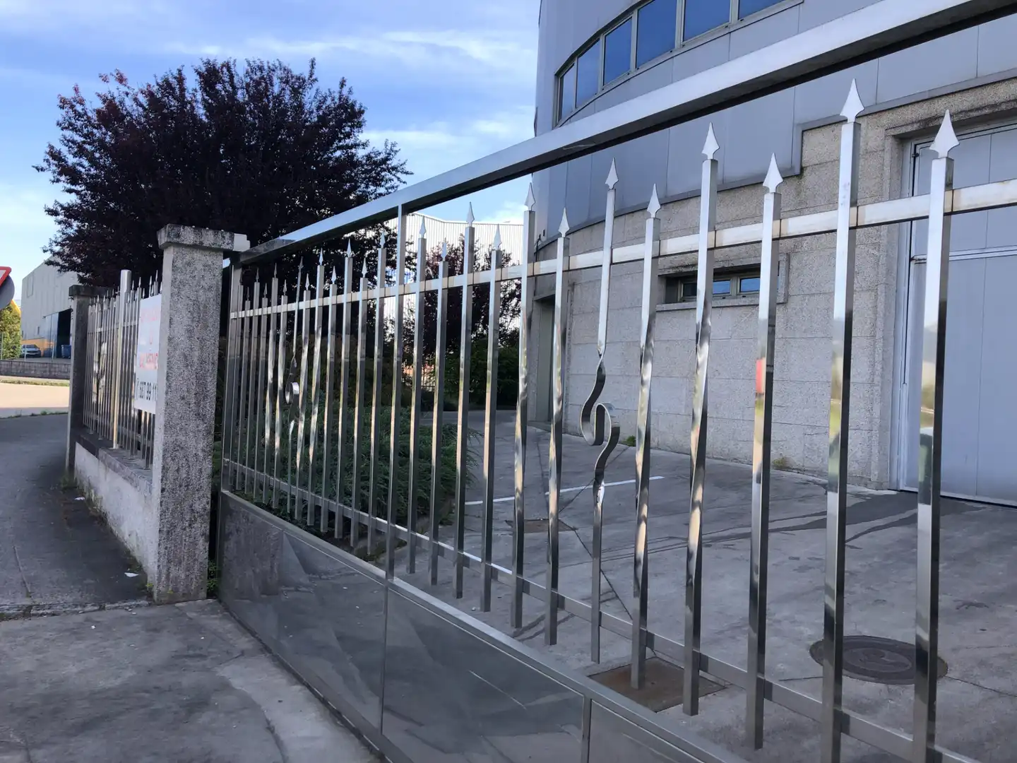 Vista exterior de Nau industrial en venda en O Porriño   amb Alarma