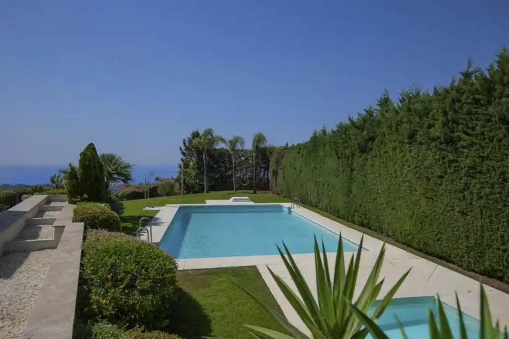Schwimmbecken von Einfamilien-Reihenhaus zur Miete in Benahavís mit Klimaanlage, Privatgarten und Terrasse