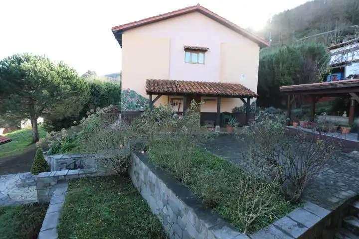 Jardí de Finca rústica en venda en Quirós amb Calefacció, Jardí privat i Terrassa
