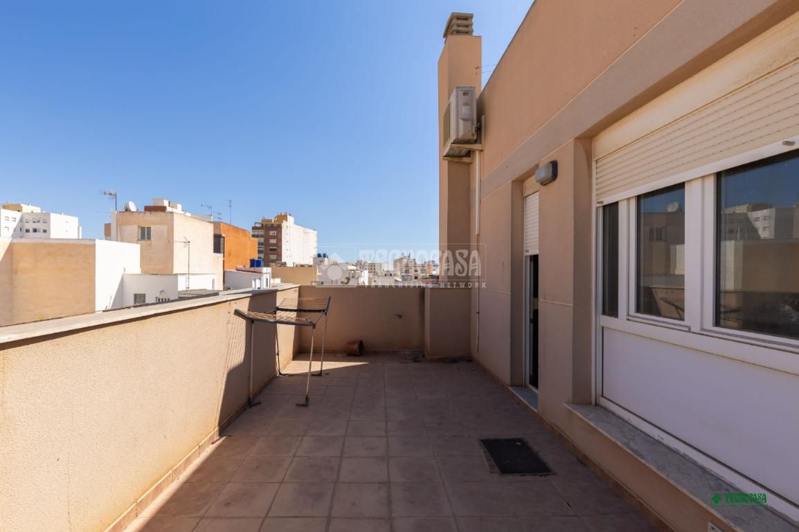 Terrassa de Pis en venda en  Almería Capital amb Aire condicionat