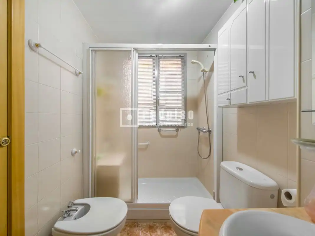 Bathroom of Flat for sale in Madrid  with Air Conditioner and Heating