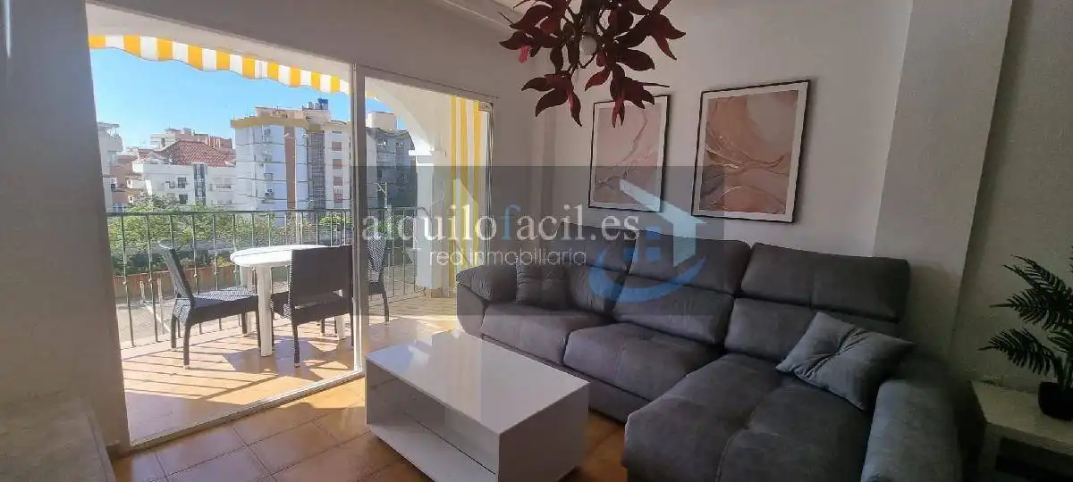 Sala d'estar de Pis de lloguer en Fuengirola amb Aire condicionat, Calefacció i Terrassa
