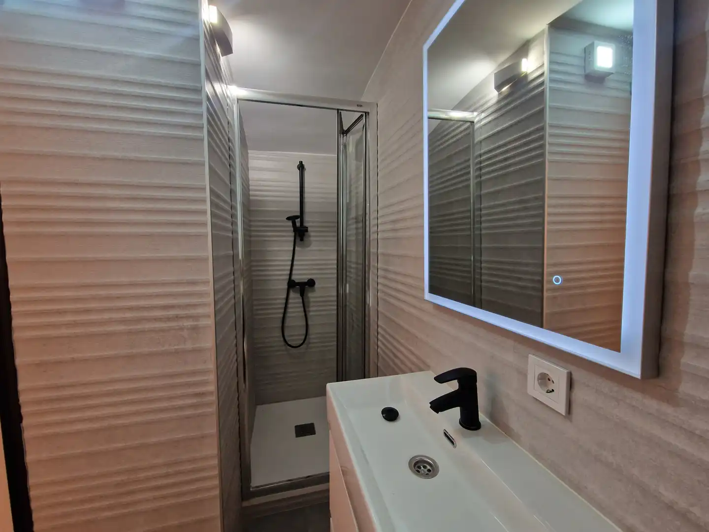 Bathroom of Study for sale in Barcelona  with Oven and Alarm