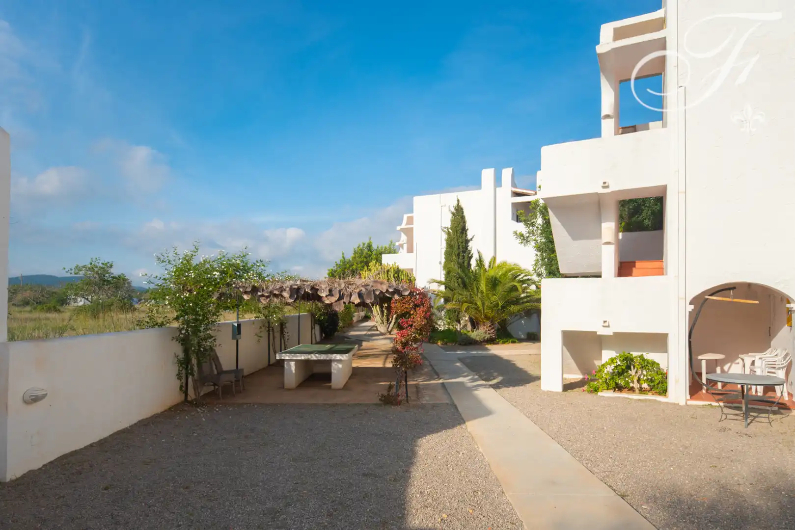Vista exterior de Apartamento en venta en Santa Eulària des Riu con Aire acondicionado, Terraza y Piscina comunitaria