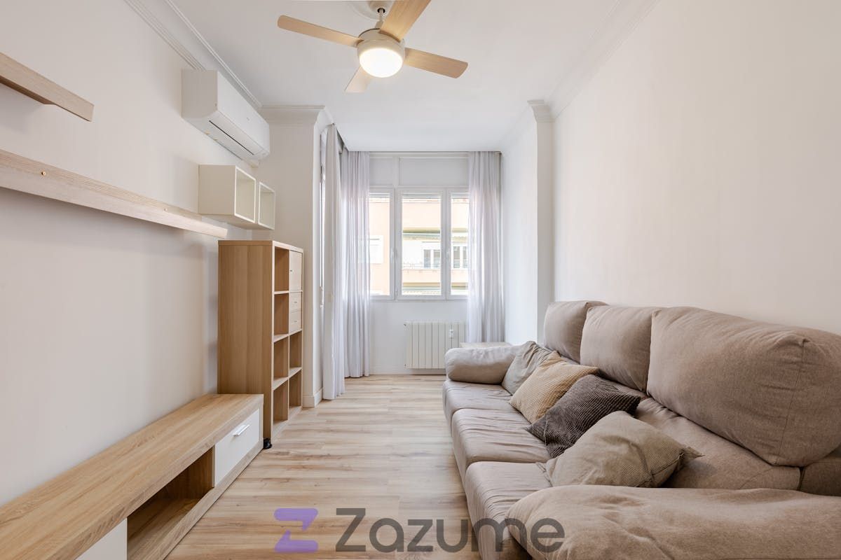 Living room of Flat to rent in  Madrid Capital  with Air Conditioner, Heating and Parquet flooring