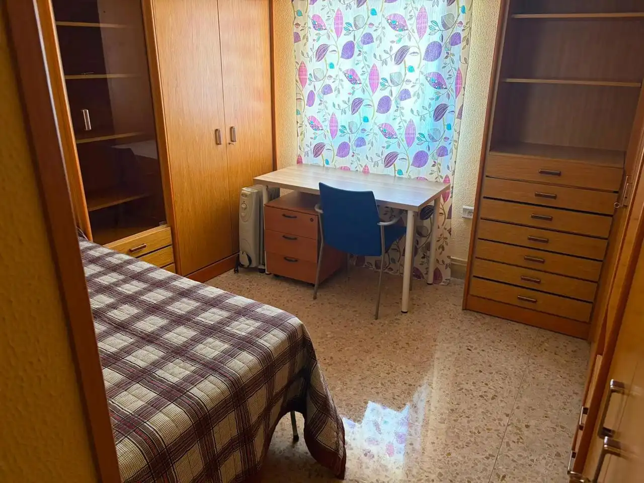 Schlafzimmer von Wohnung zur Miete in Granada mit Möbliert