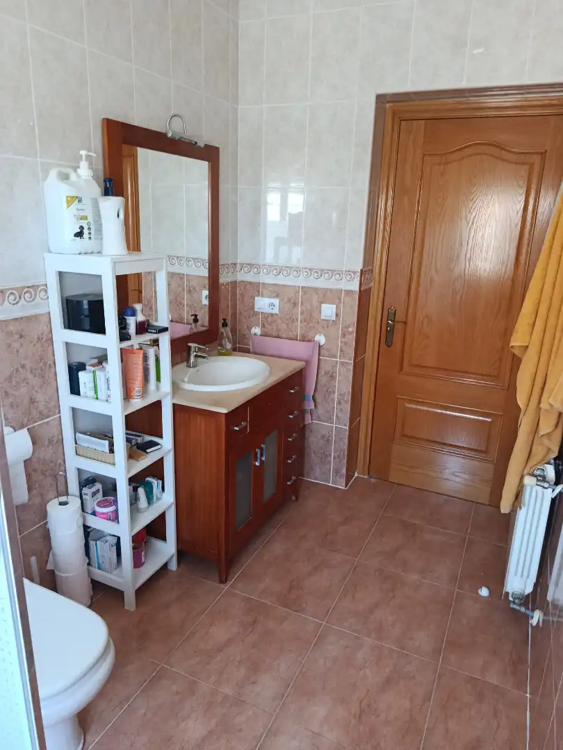 Bany de Casa adosada en venda en Mota del Cuervo amb Calefacció, Terrassa i Moblat