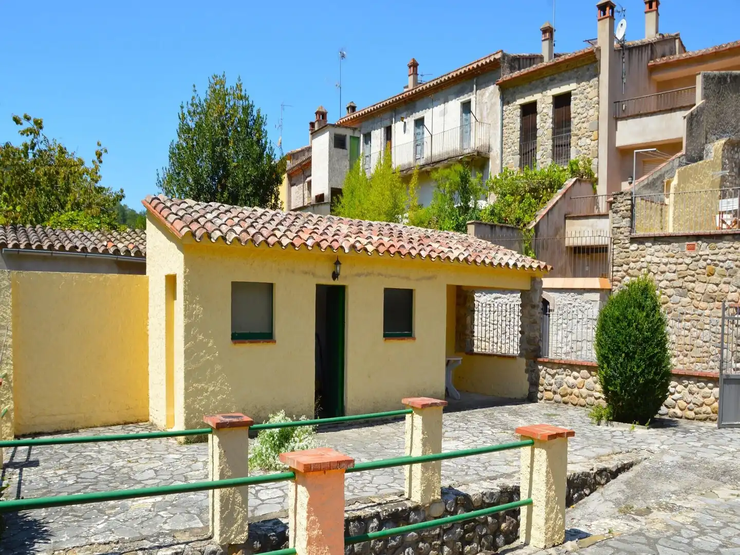 Vista exterior de Casa adosada en venda en Sant Llorenç de la Muga amb Jardí privat, Terrassa i Traster