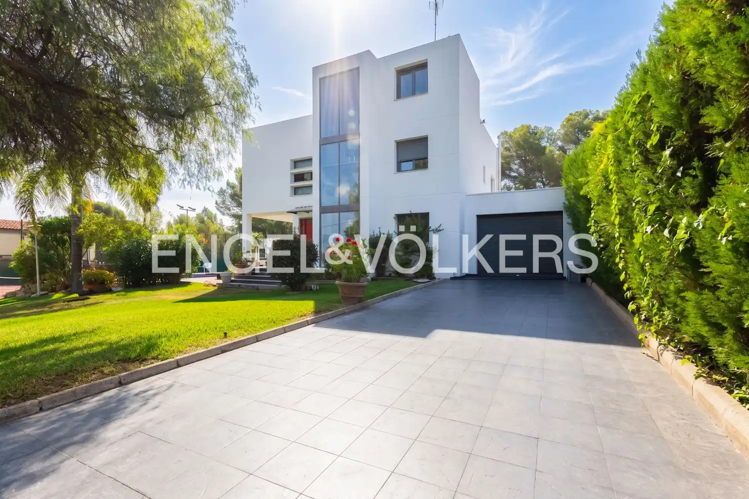 Vista exterior de Casa o xalet de lloguer en Chiva amb Aire condicionat, Calefacció i Jardí privat