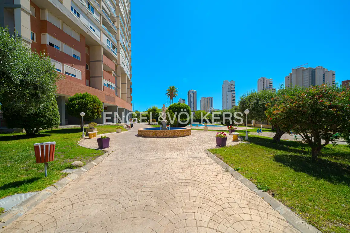 Vista exterior de Apartamento en venta en Benidorm con Aire acondicionado, Trastero y Amueblado