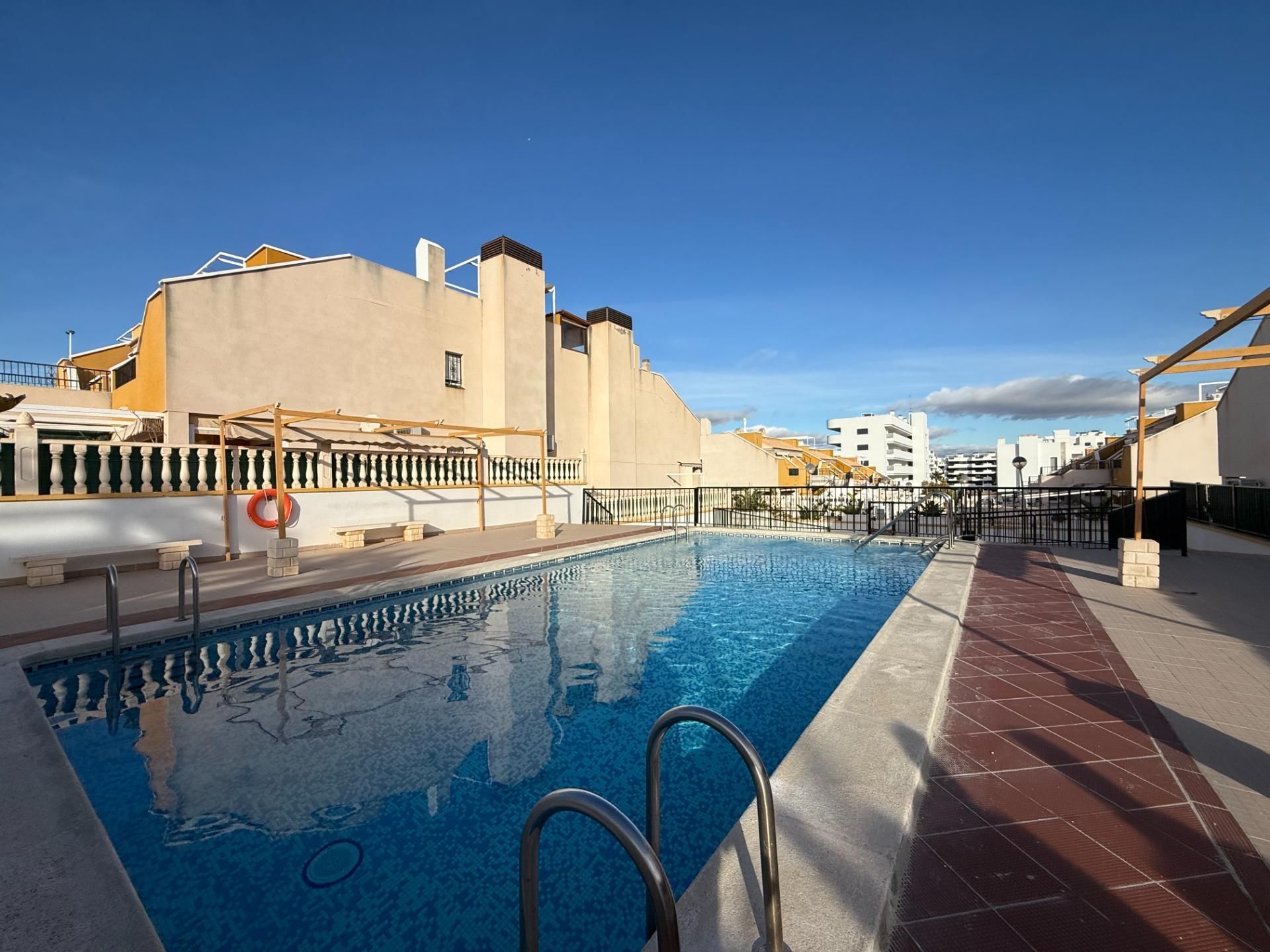 Piscina de Planta baixa en venda en Elche / Elx amb Aire condicionat, Terrassa i Piscina comunitària