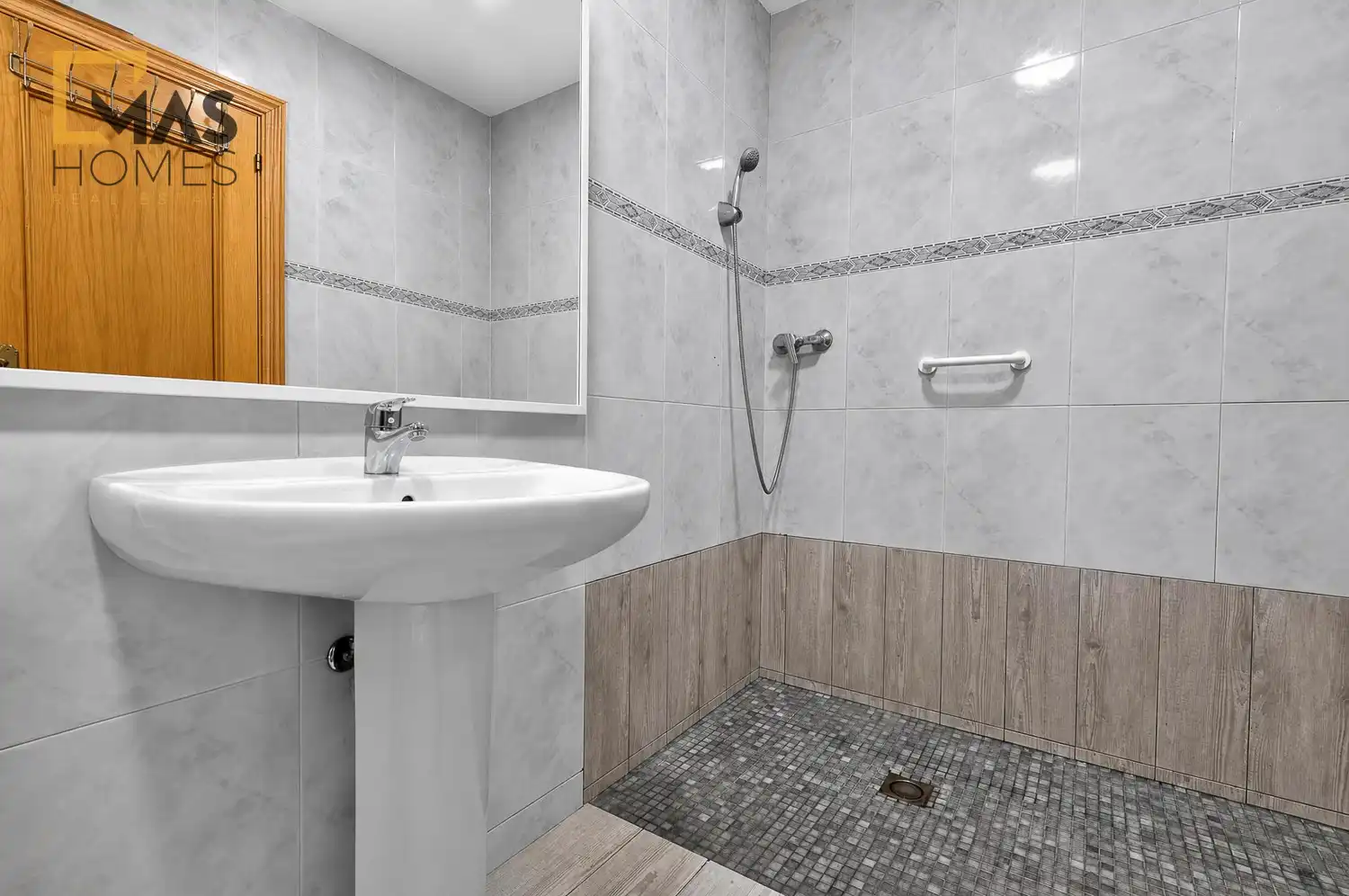 Baño de Piso en venta en Terrassa con Terraza