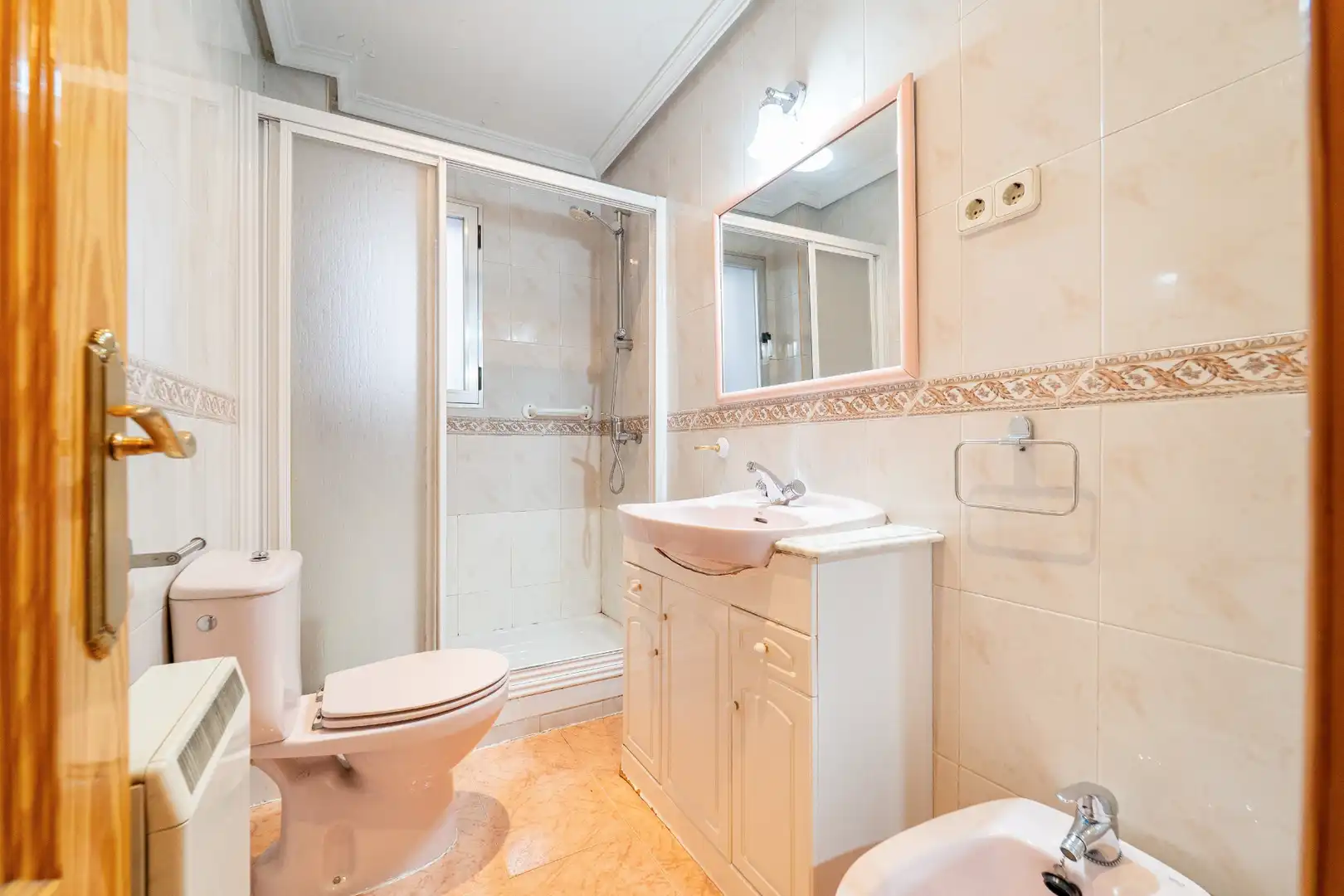 Bathroom of Flat for sale in Madrid  with Heating, Furnished and Internet