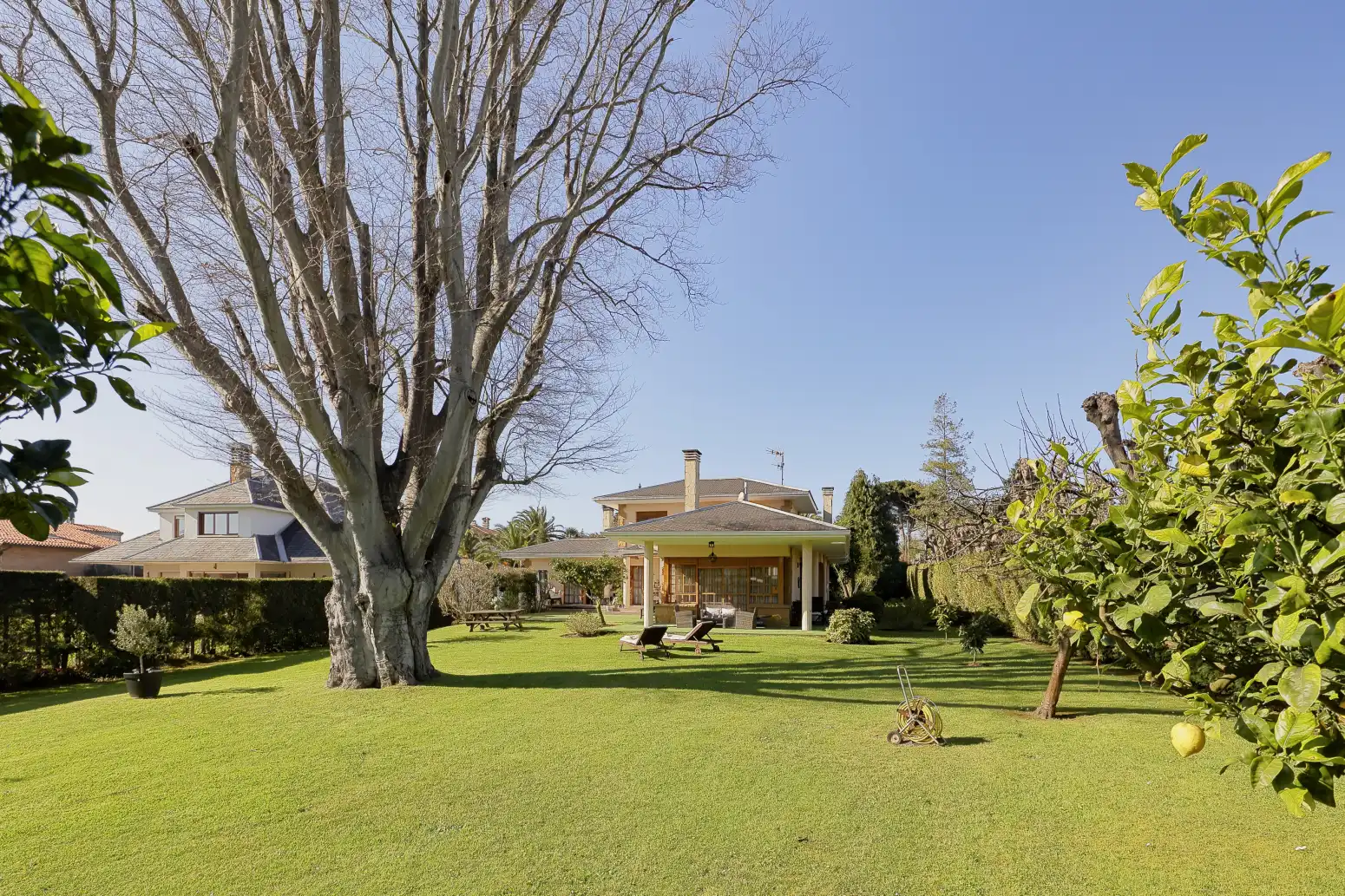 Jardí de Casa o xalet en venda en Gijón  amb Calefacció, Jardí privat i Parquet
