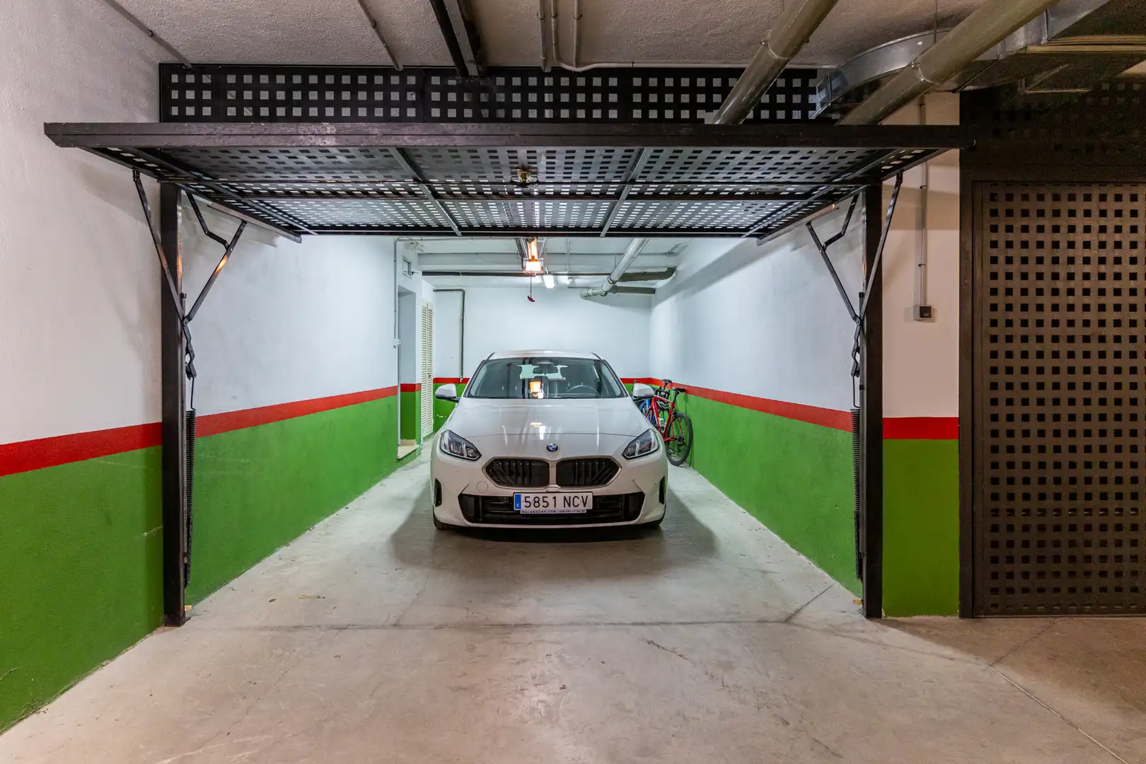 Parkplatz von Einfamilien-Reihenhaus zum Verkauf in Mijas mit Klimaanlage, Privatgarten und Terrasse