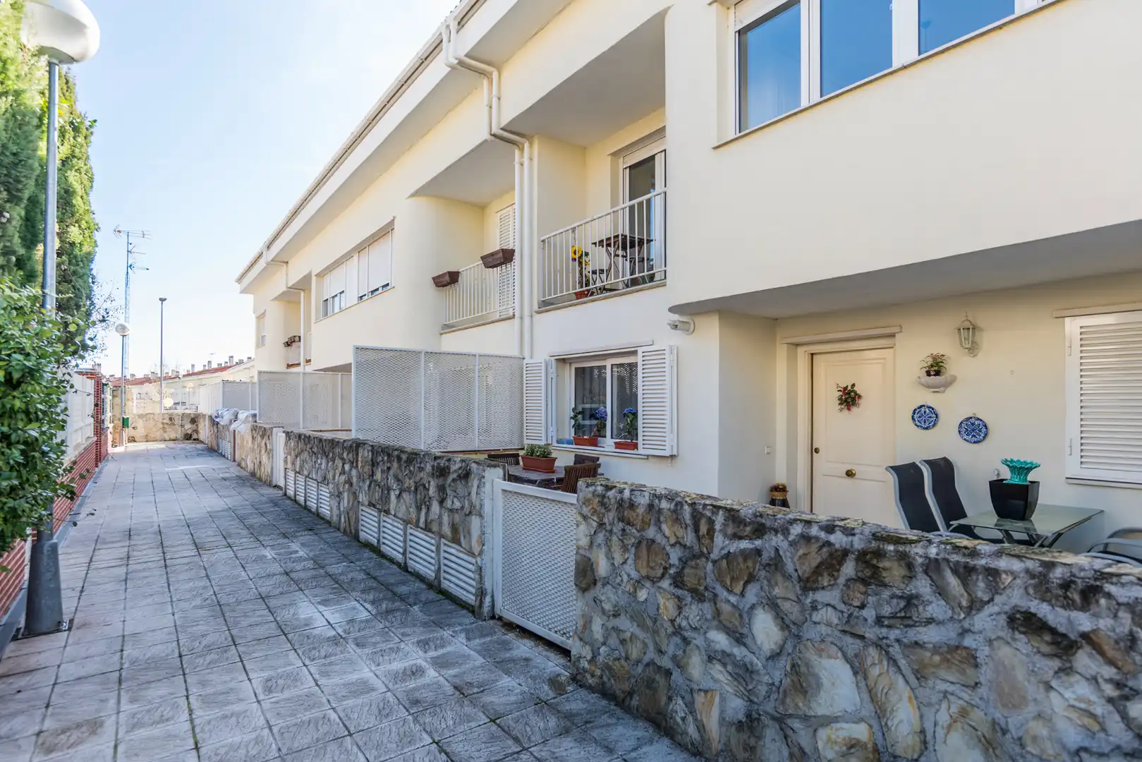 Vista exterior de Casa adosada en venda en San Agustín del Guadalix amb Aire condicionat, Calefacció i Jardí privat