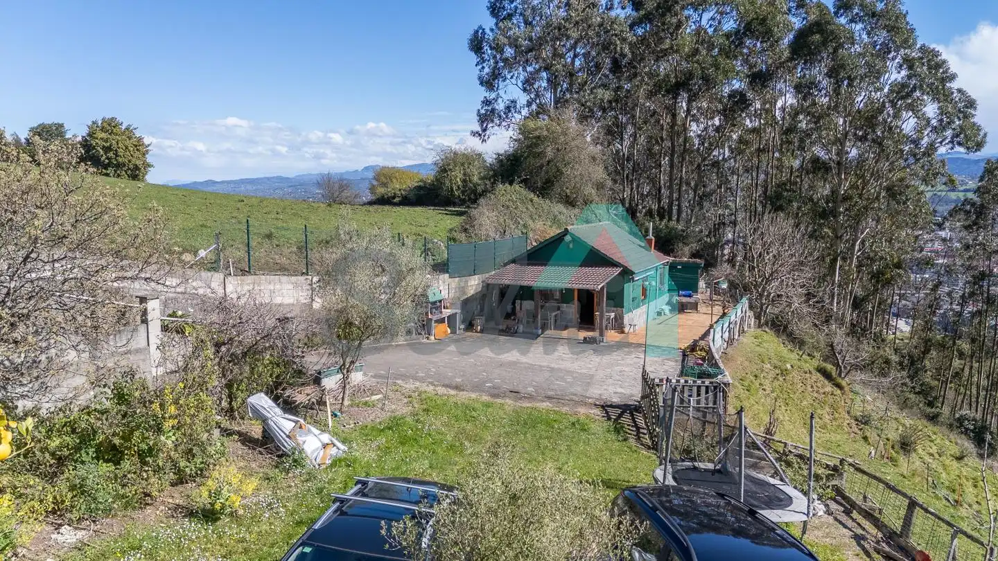 Vista exterior de Casa o xalet en venda en Oviedo  amb Jardí privat, Terrassa i Traster