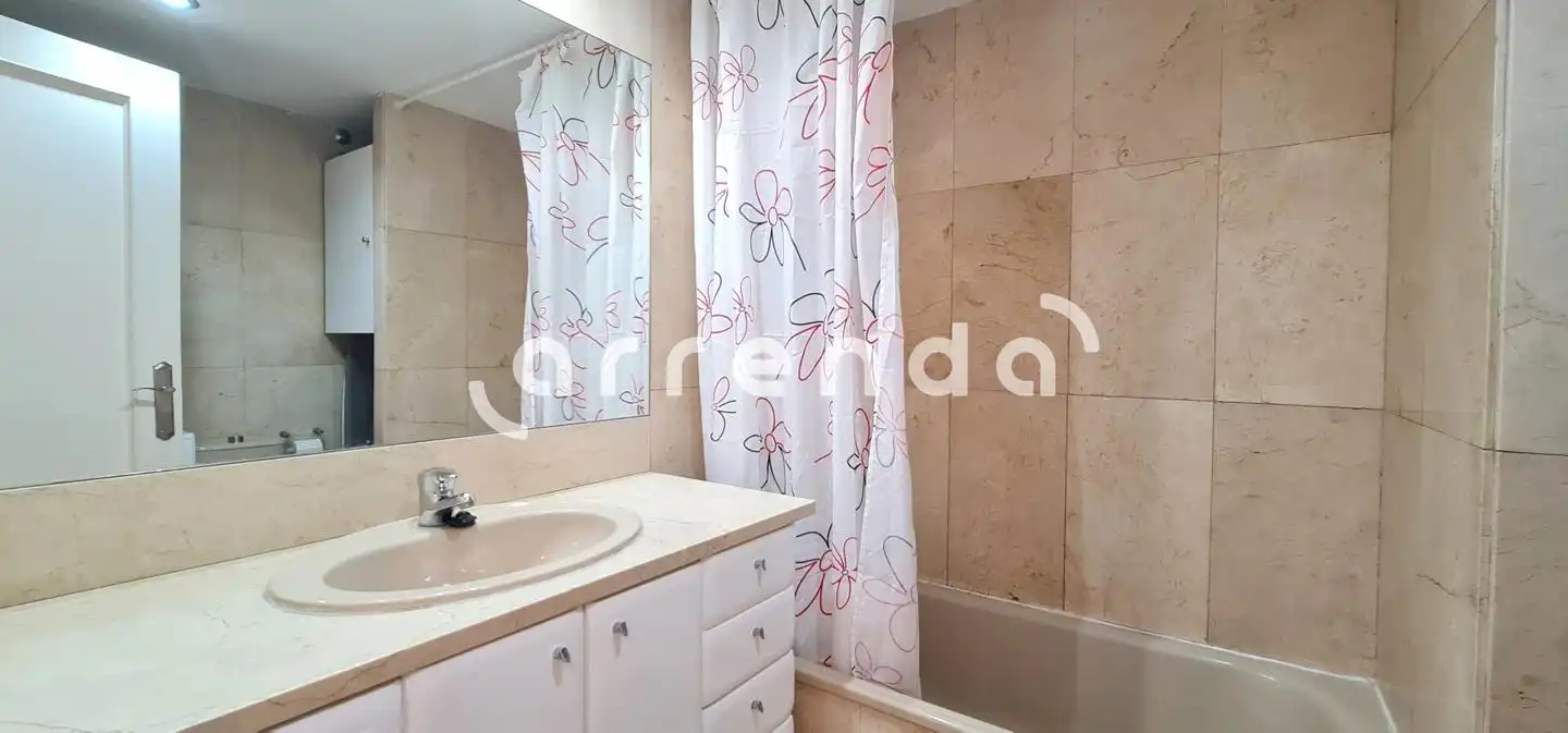 Bathroom of Study for rent in Madrid  with Air Conditioner and Furnished