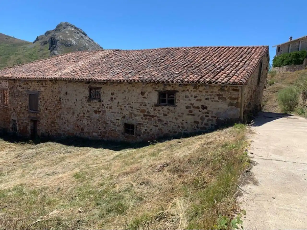 Vista exterior de Casa o xalet en venda en La Pernía   amb Jardí privat