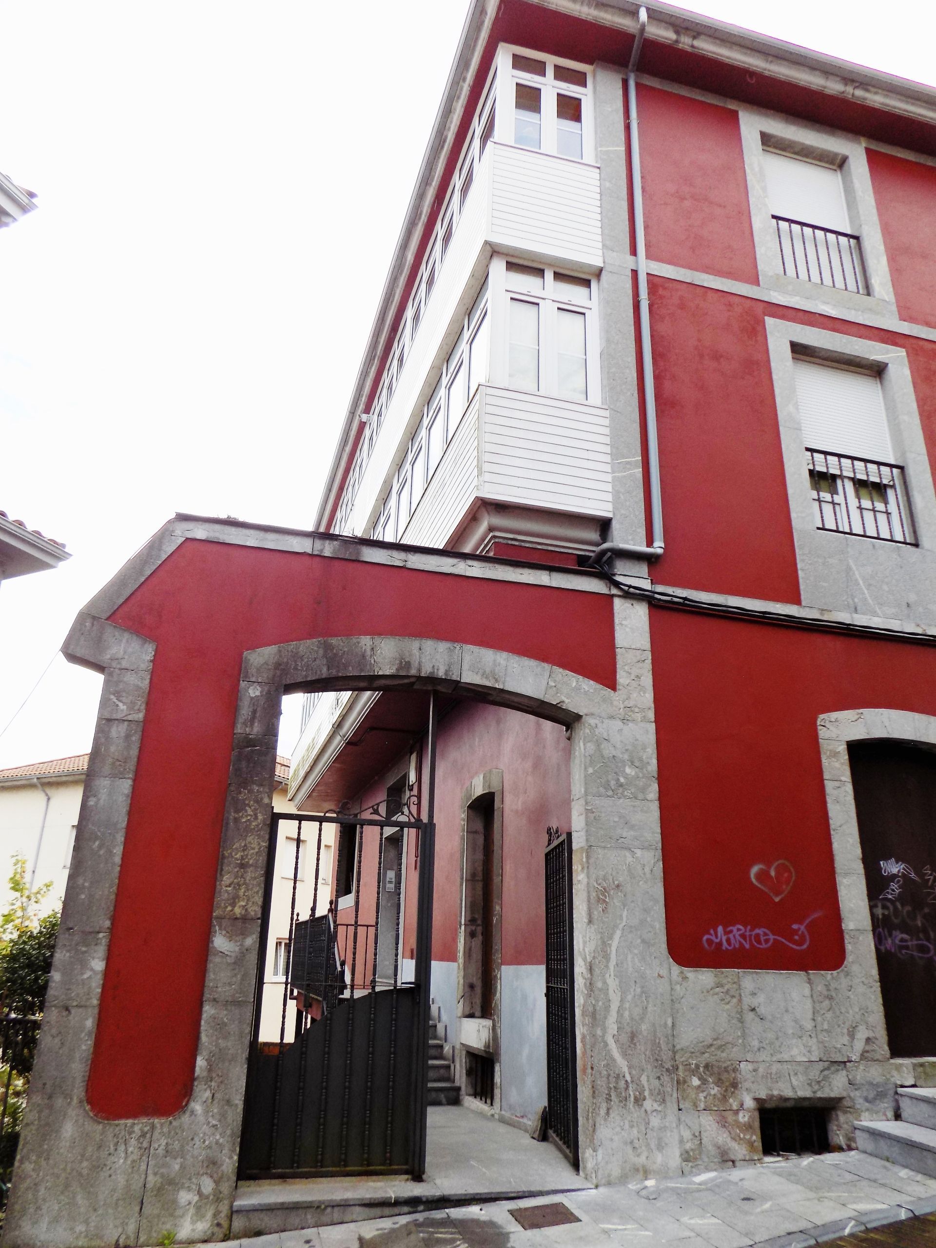 Vista exterior de Pis en venda en Pravia amb Calefacció i Traster