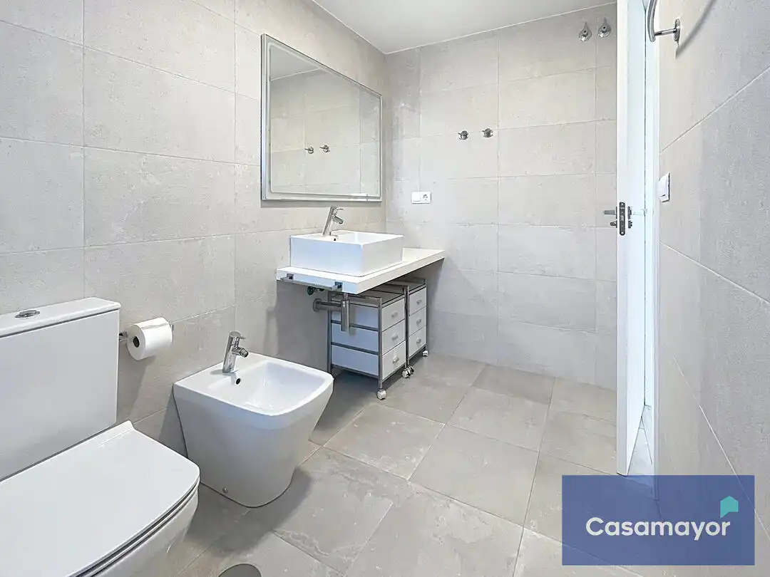 Baño de Piso de alquiler en Alicante / Alacant con Aire acondicionado, Calefacción y Trastero